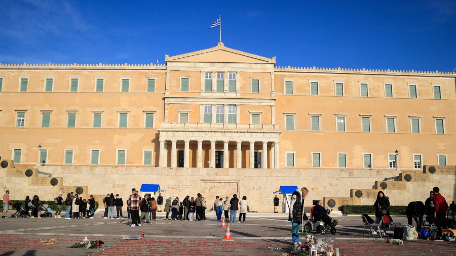 [376712] ΛΟΥΛΟΥΔΙΑ ΚΑΙ ΑΛΛΑ ΑΝΤΙΚΕΙΜΕΝΑ ΣΤΟ ΣΗΜΕΙΟ ΠΟΥ ΕΙΝΑΙ ΓΡΑΜΜΕΝΑ ΤΑ ΟΝΟΜΑΤΑ ΤΩΝ ΘΥΜΑΤΩΝ ΤΟΥ ΣΙΔΗΡΟΔΡΟΜΙΚΟΥ ΔΥΣΤΥΧΗΜΑΤΟΣ ΤΩΝ ΤΕΜΠΩΝ ΣΤΟΝ ΑΓΝΩΣΤΟ ΣΤΡΑΤΙΩΤΗ (ΓΙΩΡΓΟΣ ΚΟΝΤΑΡΙΝΗΣ/EUROKINISSI)