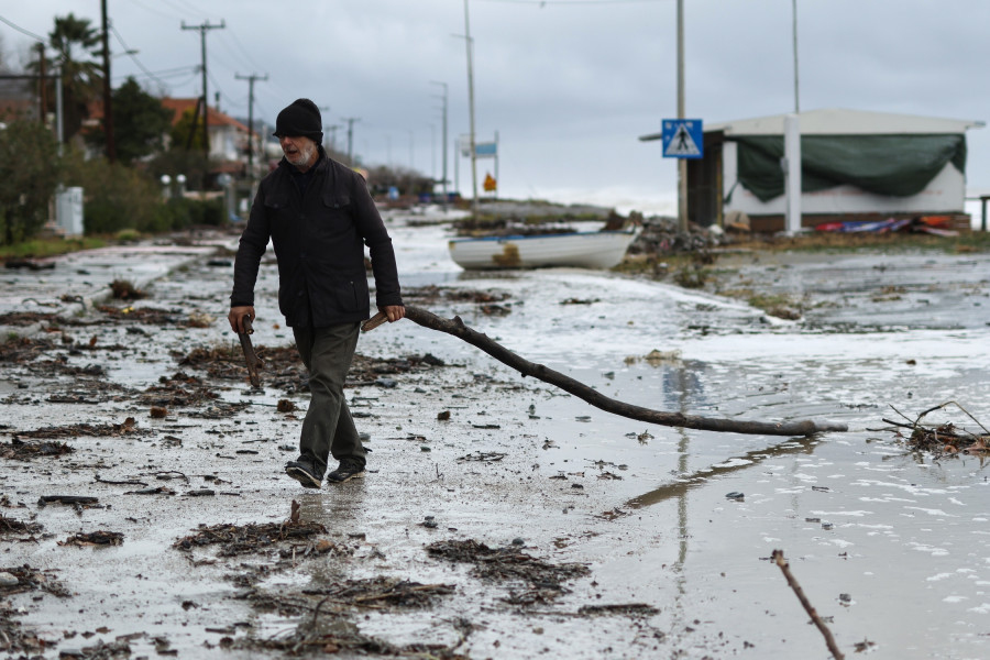 Αγιόκαμπος; Λάρισα; κακοκαιρία; βροχόπτωση; αέρας; Θεσσαλία; bad weather; severe weather; Larisa; Agiokampos; παράλια; θάλασσα; sea; seafront; Thessaly; κάτοικος;