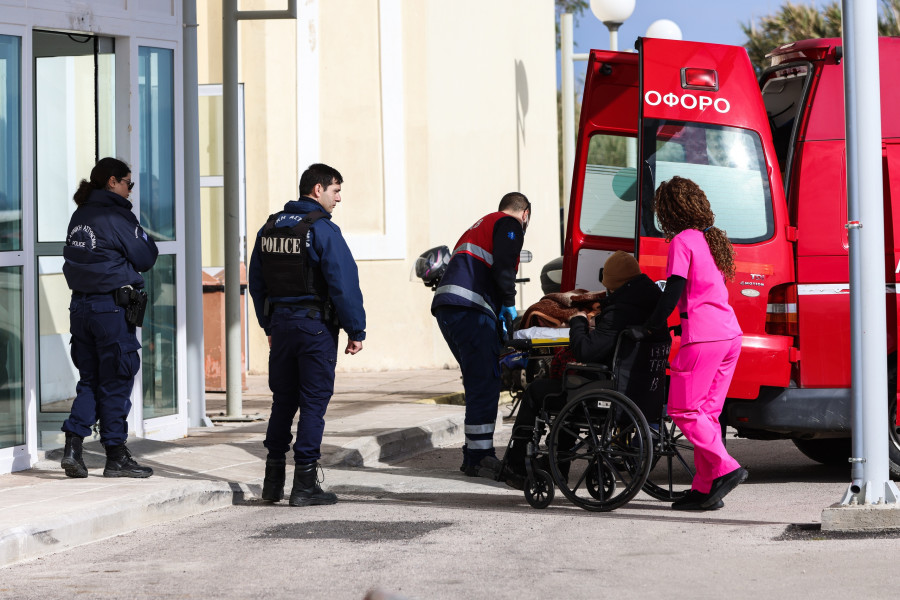 [384324] ΕΡΕΥΝΕΣ ΣΤΗΝ ΘΑΛΑΣΣΑ ΜΕΤΑ ΤΗΝ ΣΥΓΚΡΟΥΣΗ ΣΚΑΦΟΥΣ ΤΟΥ ΛΙΜΕΝΙΚΟΥ ΜΕ ΣΚΑΦΟΣ ΔΙΑΚΙΝΗΤΩΝ ΠΟΥ ΜΕΤΕΦΕΡΕ ΠΡΟΣΦΥΓΕΣ ΚΑΙ ΜΕΤΑΝΑΣΤΕΣ ΣΤΗΝ ΧΙΟ (ΚΩΣΤΑΣ ΑΝΑΓΝΩΣΤΟΥ/EUROKINISSI)