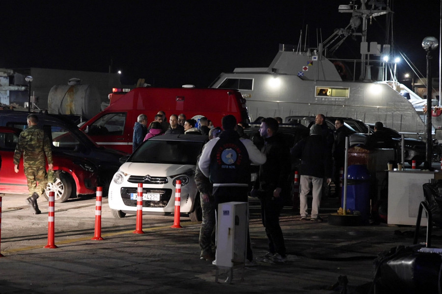 ΣΥΓΚΡΟΥΣΗ ΣΚΑΦΟΥΣ ΤΟΥ ΛΙΜΕΝΙΚΟΥ ΜΕ ΣΚΑΦΟΣ ΔΙΑΚΙΝΗΤΩΝ ΠΟΥ ΜΕΤΕΦΕΡΕ ΜΕΤΑΝΑΣΤΕΣ ΣΤΗΝ ΧΙΟ