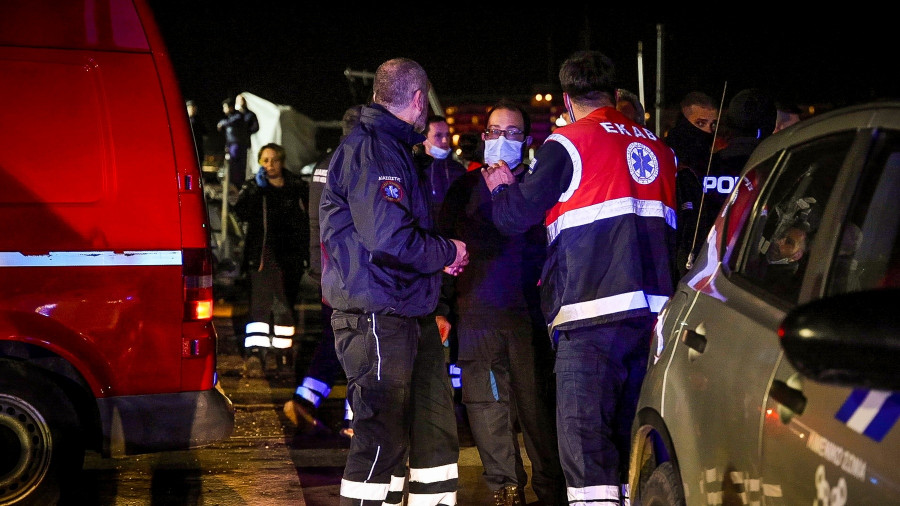 [384308] ΧΙΟΣ - ΣΥΓΚΡΟΥΣΗ ΣΚΑΦΟΥΣ ΤΟΥ ΛΙΜΕΝΙΚΟΥ ΜΕ ΣΚΑΦΟΣ ΔΙΑΚΙΝΗΤΩΝ ΠΟΥ ΜΕΤΕΦΕΡΕ ΜΕΤΑΝΑΣΤΕΣ ΣΤΗΝ ΠΕΡΙΟΧΗ ΜΥΡΣΙΝΙΔΙ (ΚΩΣΤΑΣ ΑΝΑΓΝΩΣΤΟΥ /EUROKINISSI)