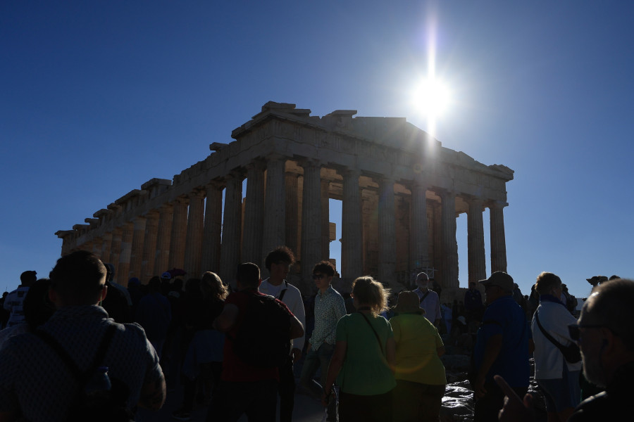 Τουρίστες στην Ακρόπολη, ελληνικός τουρισμός