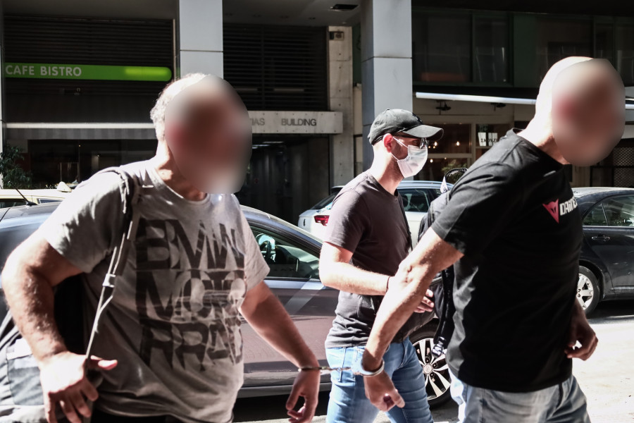 [363629] ΑΠΟΛΟΓΙΑ ΣΤΟΝ ΕΙΣΑΓΓΕΛΕΑ ΠΕΙΡΑΙΑ ΤΩΝ ΔΥΟ ΤΟΥΡΚΩΝ ΠΟΥ ΣΥΝΕΛΗΦΘΗΣΑΝ ΓΙΑ ΚΑΤΑΣΚΟΠΕΙΑ (ΚΩΣΤΑΣ ΤΖΟΥΜΑΣ/EUROKINISSI)