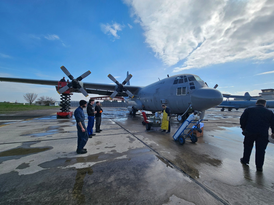 ΠΑΡΑΔΟΣΗ ΑΠΟ ΤΗΝ ΕΑΒ ΕΝΟΣ ΜΕΤΑΓΩΓΙΚΟΥ Α/Φ C-130 ΣΤΗΝ ΠΟΛΕΜΙΚΗ ΑΕΡΟΠΟΡΙΑ