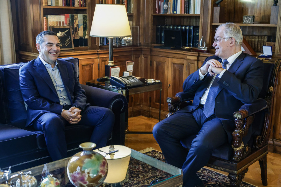 [384579] ΣΥΝΑΝΤΗΣΗ ΤΟΥ ΠτΔ ΚΩΣΤΑ ΤΑΣΟΥΛΑ ΜΕ ΤΟΝ ΠΡΩΗΝ ΠΡΩΘΥΠΟΥΡΓΟ ΑΛΕΞΗ ΤΣΙΠΡΑ (ΘΟΔΩΡΗΣ ΜΑΝΩΛΟΠΟΥΛΟΣ/ΓΡΑΦΕΙΟ ΤΥΠΟΥ ΠΡΟΕΔΡΙΑΣ ΤΗΣ ΔΗΜΟΚΡΑΤΙΑΣ/EUROKINISSI)