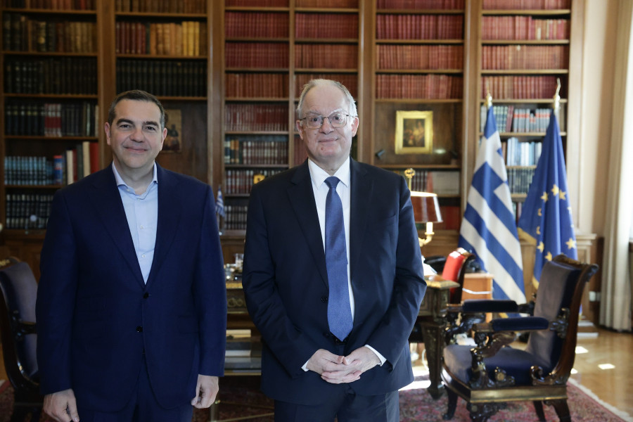 [384579] ΣΥΝΑΝΤΗΣΗ ΤΟΥ ΠτΔ ΚΩΣΤΑ ΤΑΣΟΥΛΑ ΜΕ ΤΟΝ ΠΡΩΗΝ ΠΡΩΘΥΠΟΥΡΓΟ ΑΛΕΞΗ ΤΣΙΠΡΑ (ΘΟΔΩΡΗΣ ΜΑΝΩΛΟΠΟΥΛΟΣ/ΓΡΑΦΕΙΟ ΤΥΠΟΥ ΠΡΟΕΔΡΙΑΣ ΤΗΣ ΔΗΜΟΚΡΑΤΙΑΣ/EUROKINISSI)