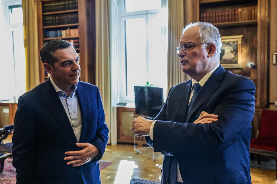 [384579] ΣΥΝΑΝΤΗΣΗ ΤΟΥ ΠτΔ ΚΩΣΤΑ ΤΑΣΟΥΛΑ ΜΕ ΤΟΝ ΠΡΩΗΝ ΠΡΩΘΥΠΟΥΡΓΟ ΑΛΕΞΗ ΤΣΙΠΡΑ (ΘΟΔΩΡΗΣ ΜΑΝΩΛΟΠΟΥΛΟΣ/ΓΡΑΦΕΙΟ ΤΥΠΟΥ ΠΡΟΕΔΡΙΑΣ ΤΗΣ ΔΗΜΟΚΡΑΤΙΑΣ/EUROKINISSI)