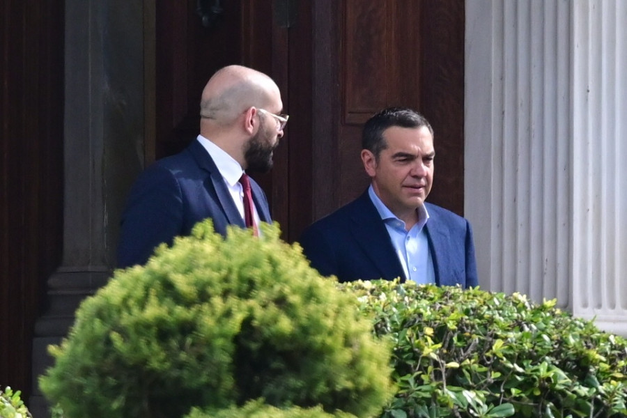 [384579] ΣΥΝΑΝΤΗΣΗ ΤΟΥ ΠτΔ ΚΩΣΤΑ ΤΑΣΟΥΛΑ ΜΕ ΤΟΝ ΠΡΩΗΝ ΠΡΩΘΥΠΟΥΡΓΟ ΑΛΕΞΗ ΤΣΙΠΡΑ (ΤΑΤΙΑΝΑ ΜΠΟΛΑΡΗ/EUROKINISSI)