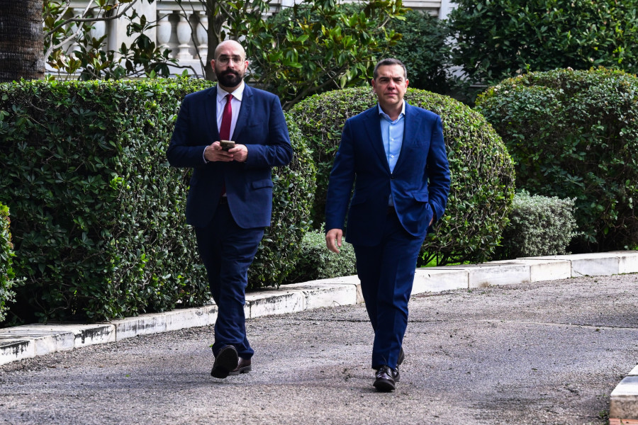 [384579] ΣΥΝΑΝΤΗΣΗ ΤΟΥ ΠτΔ ΚΩΣΤΑ ΤΑΣΟΥΛΑ ΜΕ ΤΟΝ ΠΡΩΗΝ ΠΡΩΘΥΠΟΥΡΓΟ ΑΛΕΞΗ ΤΣΙΠΡΑ (ΤΑΤΙΑΝΑ ΜΠΟΛΑΡΗ/EUROKINISSI)