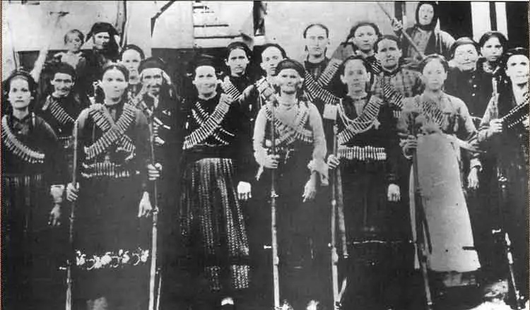 Ένοπλες Ηπειρώτισσες στο Αργυρόκαστρο το 1914.