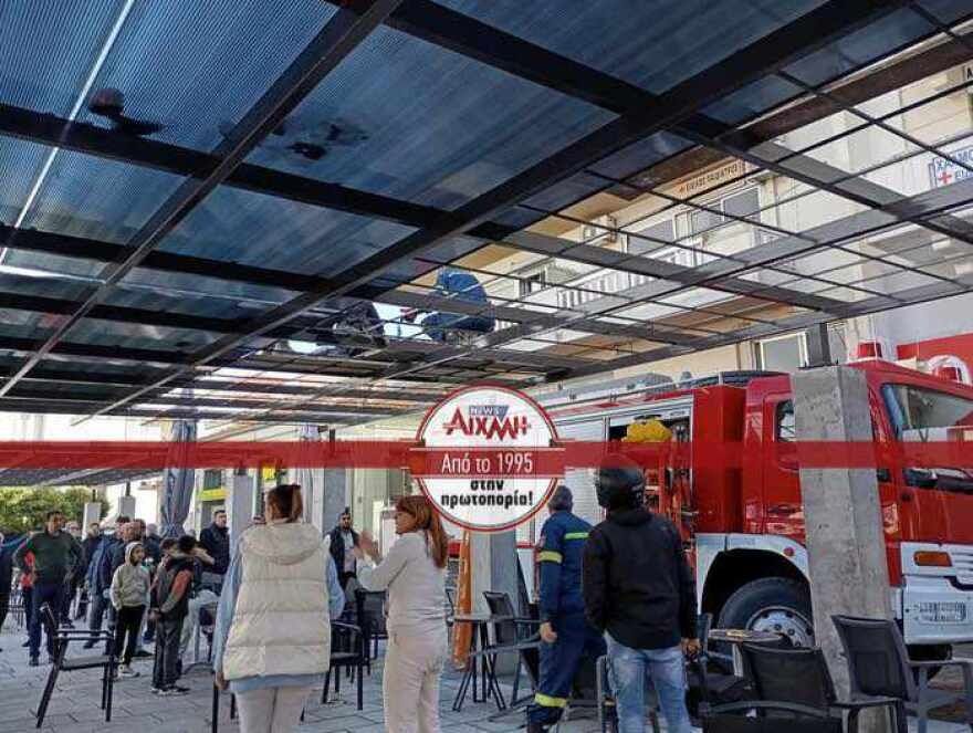 Εργατικό ατύχημα στην πλατεία Μεσολογγίου, άνδρας γλίστρησε και χτύπησε το κεφάλι του σε σιδερένια πέργκολα