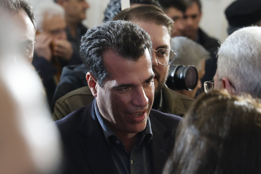 [384709] ΚΟΠΗ ΠΡΩΤΟΧΡΟΝΙΑΤΙΚΗΣ ΠΙΤΑΣ ΤΗΣ ΓΡΑΜΜΑΤΕΙΑΣ ΟΡΓΑΝΩΤΙΚΟΥ ΤΗΣ ΝΕΑΣ ΔΗΜΟΚΡΑΤΙΑΣ (ΓΙΩΡΓΟΣ ΚΟΝΤΑΡΙΝΗΣ/EUROKINISSI)