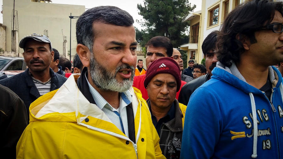 ΤΑ ΜΕΛΗ ΤΗΣ ΠΑΚΙΣΤΑΝΙΚΗΣ ΚΟΙΝΟΤΗΤΑΣ ΒΟΗΘΟΥΝ ΕΜΠΡΑΚΤΑ ΤΟΥΣ ΠΛΗΓΕΝΤΕΣ ΣΤΗΝ ΜΑΝΔΡΑ (EUROKINISSI)