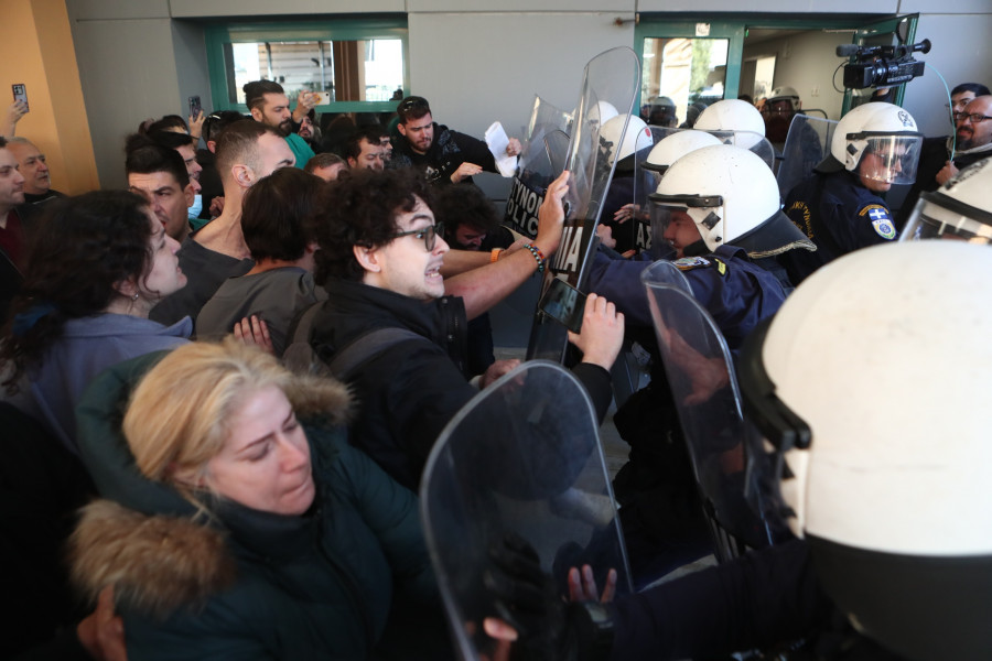 Επεισόδια στο Γενικό Κρατικό Νοσοκομείο Νίκαιας, κατά την επίσκεψη του υπουργού Υγείας, Άδωνι Γεωργιάδη.