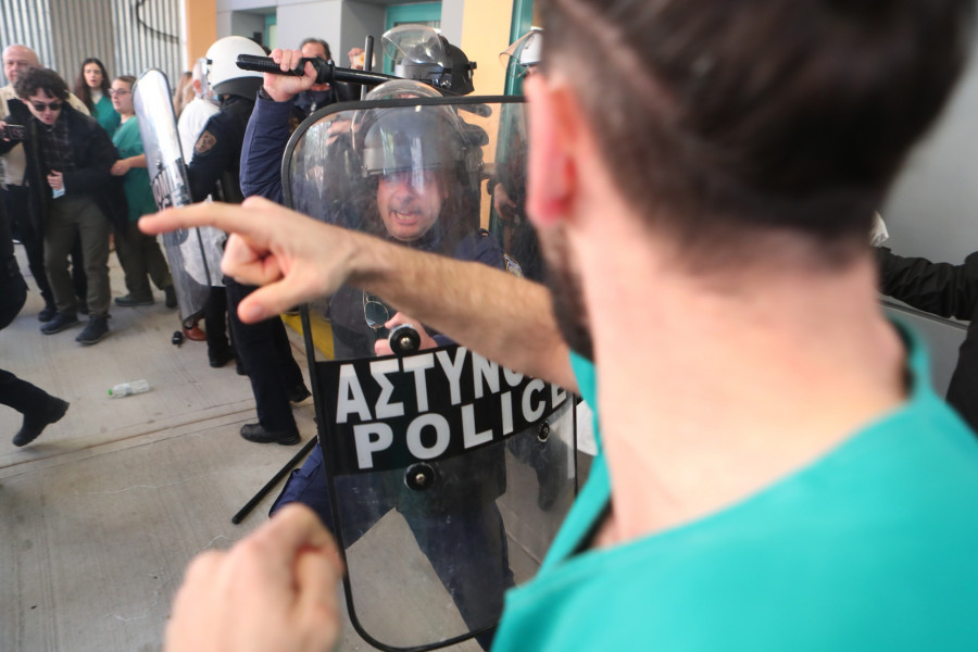 Επεισόδια κατά την επίσκεψη του υπουργού Υγείας, Άδωνι Γεωργιάδη, στο Γενικό Κρατικό Νοσοκομείο Νίκαιας.