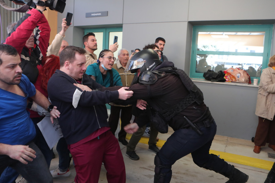 Επεισόδια κατά την επίσκεψη του υπουργού Υγείας, Άδωνι Γεωργιάδη, στο Γενικό Κρατικό Νοσοκομείο Νίκαιας.