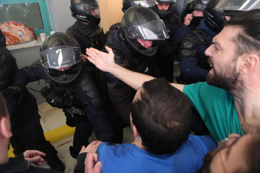 Επεισόδια κατά την επίσκεψη του υπουργού Υγείας, Άδωνι Γεωργιάδη, στο Γενικό Κρατικό Νοσοκομείο Νίκαιας.