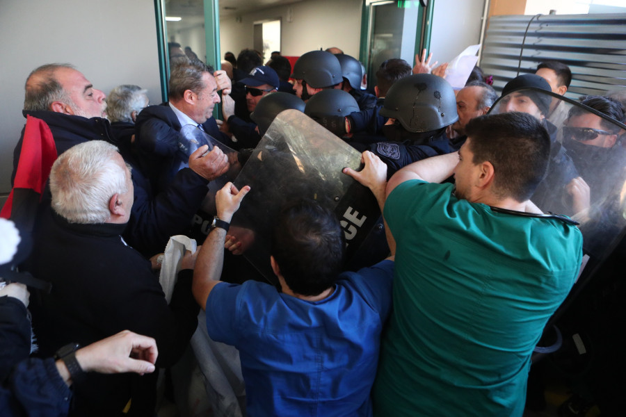 Επεισόδια στο Γενικό Κρατικό Νοσοκομείο Νίκαιας κατά την επίσκεψη του υπουργού Υγείας, Άδωνι Γεωργιάδη.