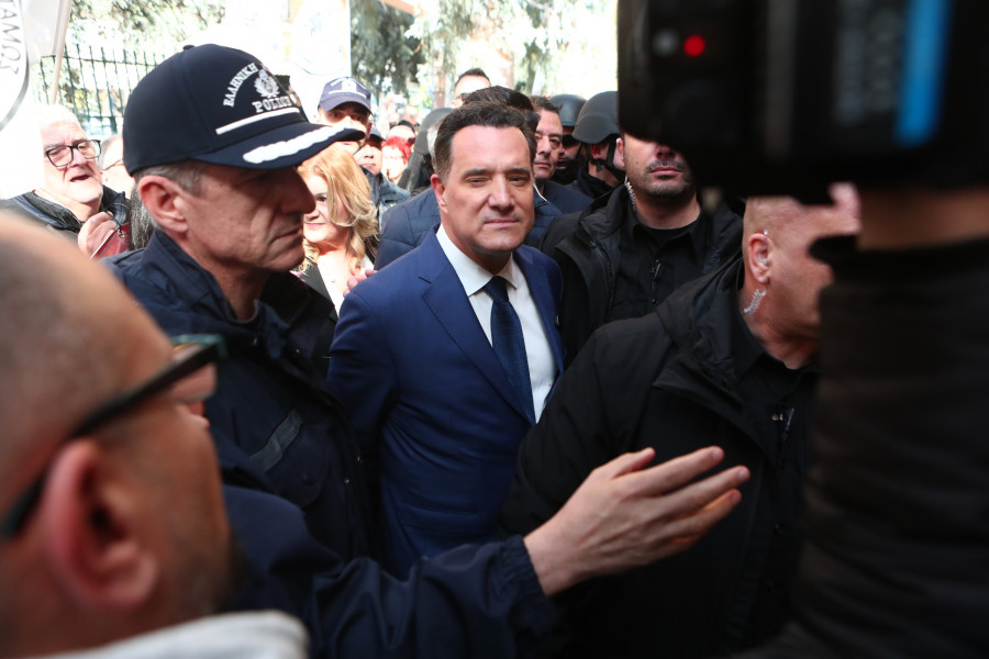 Επεισόδια στο Γενικό Κρατικό Νοσοκομείο Νίκαιας κατά την επίσκεψη του υπουργού Υγείας, Άδωνι Γεωργιάδη.