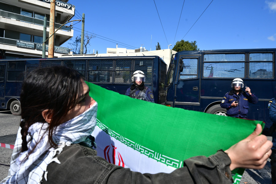 [385098] ΣΥΛΛΑΛΗΤΗΡΙΟ ΣΤΗΝ ΑΘΗΝΑ ΕΝΑΝΤΙΑ ΣΤΗΝ ΕΠΙΘΕΣΗ ΤΩΝ ΗΠΑ - ΙΣΡΑΗΛ ΣΤΟ ΙΡΑΝ (ΤΑΤΙΑΝΑ ΜΠΟΛΑΡΗ/EUROKINISSI)