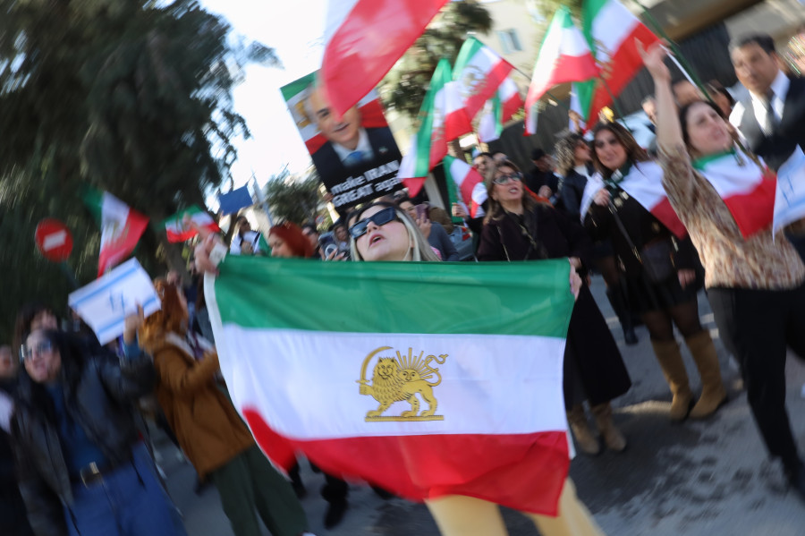 ΠΑΝΗΓΥΡΙΣΜΟΙ ΕΞΩ ΑΠΟ ΤΗΝ ΠΡΕΣΒΕΙΑ ΤΟΥ ΙΡΑΝ ΣΤΗΝ ΑΘΗΝΑ ΓΙΑ ΤΙΣ ΕΞΕΛΙΞΕΙΣ ΜΕ ΤΗΝ ΕΠΙΘΕΣΗ ΑΠΟ ΗΠΑ ΚΑΙ ΙΣΡΑΗΛ