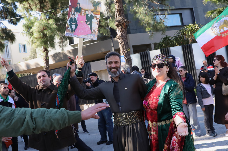 ΠΑΝΗΓΥΡΙΣΜΟΙ ΕΞΩ ΑΠΟ ΤΗΝ ΠΡΕΣΒΕΙΑ ΤΟΥ ΙΡΑΝ ΣΤΗΝ ΑΘΗΝΑ ΓΙΑ ΤΙΣ ΕΞΕΛΙΞΕΙΣ ΜΕ ΤΗΝ ΕΠΙΘΕΣΗ ΑΠΟ ΗΠΑ ΚΑΙ ΙΣΡΑΗΛ