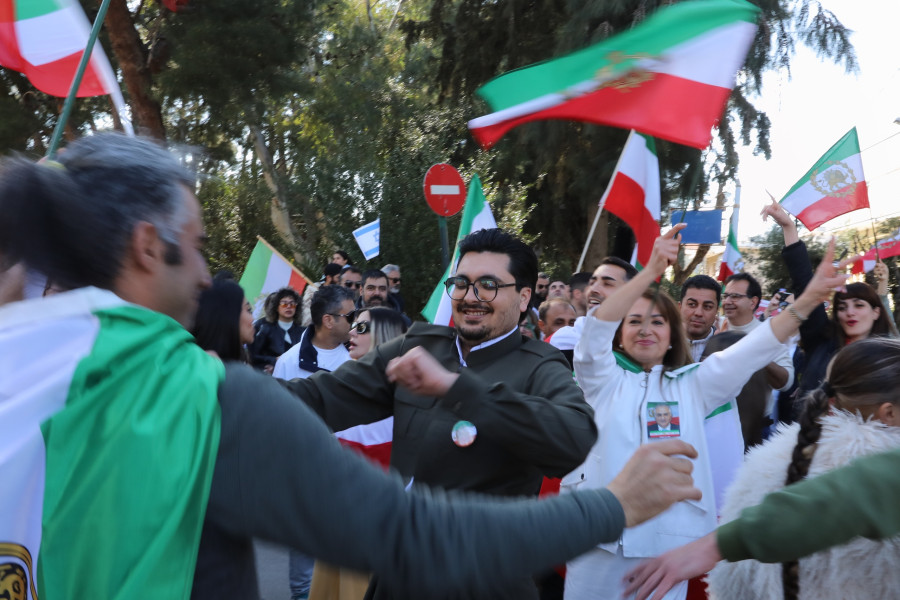 ΠΑΝΗΓΥΡΙΣΜΟΙ ΕΞΩ ΑΠΟ ΤΗΝ ΠΡΕΣΒΕΙΑ ΤΟΥ ΙΡΑΝ ΣΤΗΝ ΑΘΗΝΑ ΓΙΑ ΤΙΣ ΕΞΕΛΙΞΕΙΣ ΜΕ ΤΗΝ ΕΠΙΘΕΣΗ ΑΠΟ ΗΠΑ ΚΑΙ ΙΣΡΑΗΛ