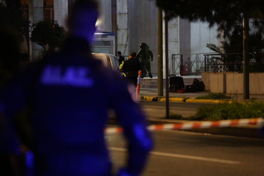 [385239] ΣΥΝΕΛΗΦΘΗ ΑΝΔΡΑΣ ΠΟΥ ΙΣΧΥΡΙΖΟΤΑΝ ΠΩΣ ΦΕΡΕΙ ΕΚΡΗΚΤΙΚΑ ΚΑΙ ΘΑ ΑΝΑΤΙΝΑΧΘΕΙ ΕΞΩ ΑΠΟ ΤΗΝ ΓΑΔΑ . ΕΛΕΓΧΟΜΕΝΗ ΕΚΡΗΞΗ ΑΠΟ ΚΛΙΜΑΚΙΟ ΤΟΥ ΤΕΕΜ (ΔΑΝΑΗ ΔΑΥΛΟΠΟΥΛΟΥ/EUROKINISSI)