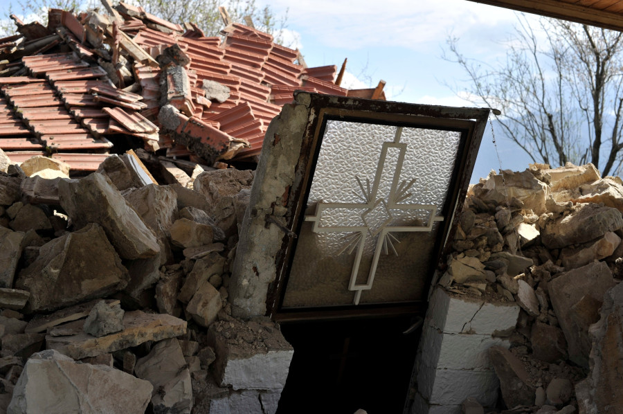 ΣΕΙΣΜΟΣ ΣΤΗ ΘΕΣΠΡΩΤΙΑ ΜΕ ΖΗΜΙΕΣ ΣΕ ΣΠΙΤΙΑ