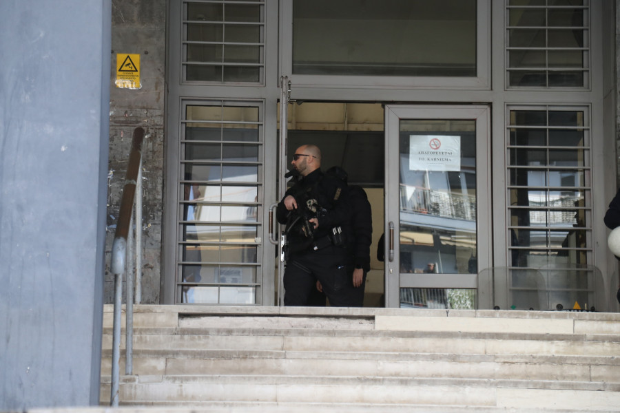 ΜΕΤΑΓΩΓΗ ΤΟΥ 23 ΧΡΟΝΟΥ ΠΟΥ ΚΑΤΗΓΟΡΕΙΤΑΙ ΓΙΑ ΤΗ ΔΟΛΟΦΟΝΙΑ ΤΟΥ 20 ΧΡΟΝΟΥ ΣΤΗΝ ΚΑΛΑΜΡΙΑ ΣΤΟ ΔΙΚΑΣΤΙΚΟ ΜΕΓΑΡΟ ΘΕΣΑΑΛΟΝΙΚΗΣ