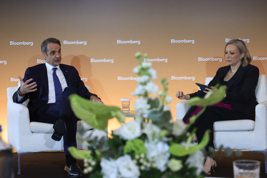 [385528] ΣΥΖΗΤΗΣΗ ΤΟΥ ΠΡΩΘΥΠΟΥΡΓΟΥ ΚΥΡΙΑΚΟΥ ΜΗΤΣΟΤΑΚΗ ΜΕ ΤΗΝ ΔΗΜΟΣΙΟΓΡΑΦΟ FRANCINE LACQUA ΣΤΟ ΠΛΑΙΣΙΟ ΣΥΝΕΔΡΙΟΥ ΤΟΥ BLOOMBERG (ΓΙΩΡΓΟΣ ΚΟΝΤΑΡΙΝΗΣ/EUROKINISSI)