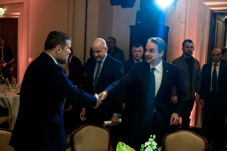 [385528] ΣΥΖΗΤΗΣΗ ΤΟΥ ΠΡΩΘΥΠΟΥΡΓΟΥ ΚΥΡΙΑΚΟΥ ΜΗΤΣΟΤΑΚΗ ΜΕ ΤΗΝ ΔΗΜΟΣΙΟΓΡΑΦΟ FRANCINE LACQUA ΣΤΟ ΠΛΑΙΣΙΟ ΣΥΝΕΔΡΙΟΥ ΤΟΥ BLOOMBERG (ΓΙΩΡΓΟΣ ΚΟΝΤΑΡΙΝΗΣ/EUROKINISSI)