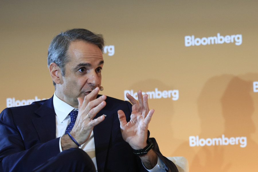 [385528] ΣΥΖΗΤΗΣΗ ΤΟΥ ΠΡΩΘΥΠΟΥΡΓΟΥ ΚΥΡΙΑΚΟΥ ΜΗΤΣΟΤΑΚΗ ΜΕ ΤΗΝ ΔΗΜΟΣΙΟΓΡΑΦΟ FRANCINE LACQUA ΣΤΟ ΠΛΑΙΣΙΟ ΣΥΝΕΔΡΙΟΥ ΤΟΥ BLOOMBERG (ΓΙΩΡΓΟΣ ΚΟΝΤΑΡΙΝΗΣ/EUROKINISSI)