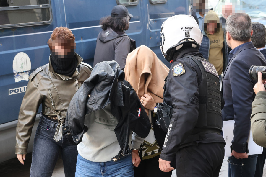 ΣΤΟΝ ΕΙΣΑΓΓΕΛΕΑ ΗΡΑΚΛΕΙΟΥ ΚΡΗΤΗΣ ΟΙ ΣΥΛΛΗΦΘΕΝΤΕΣ ΚΑΤΗΓΟΡΟΥΜΕΝΟΙ ΓΙΑ ΣΥΜΜΕΤΟΧΗ ΣΕ ΚΥΚΛΩΜΑ ΕΜΠΟΡΙΑΣ ΑΝΘΡΩΠΩΝ ΚΑΙ ΠΑΡΑΝΟΜΗΣ ΔΙΑΚΙΝΗΣΗΣ ΕΡΓΑΤΩΝ