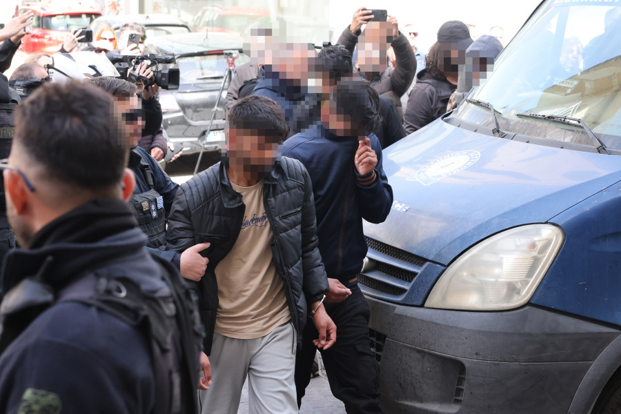 ΣΤΟΝ ΕΙΣΑΓΓΕΛΕΑ ΗΡΑΚΛΕΙΟΥ ΚΡΗΤΗΣ ΟΙ ΣΥΛΛΗΦΘΕΝΤΕΣ ΚΑΤΗΓΟΡΟΥΜΕΝΟΙ ΓΙΑ ΣΥΜΜΕΤΟΧΗ ΣΕ ΚΥΚΛΩΜΑ ΕΜΠΟΡΙΑΣ ΑΝΘΡΩΠΩΝ ΚΑΙ ΠΑΡΑΝΟΜΗΣ ΔΙΑΚΙΝΗΣΗΣ ΕΡΓΑΤΩΝ