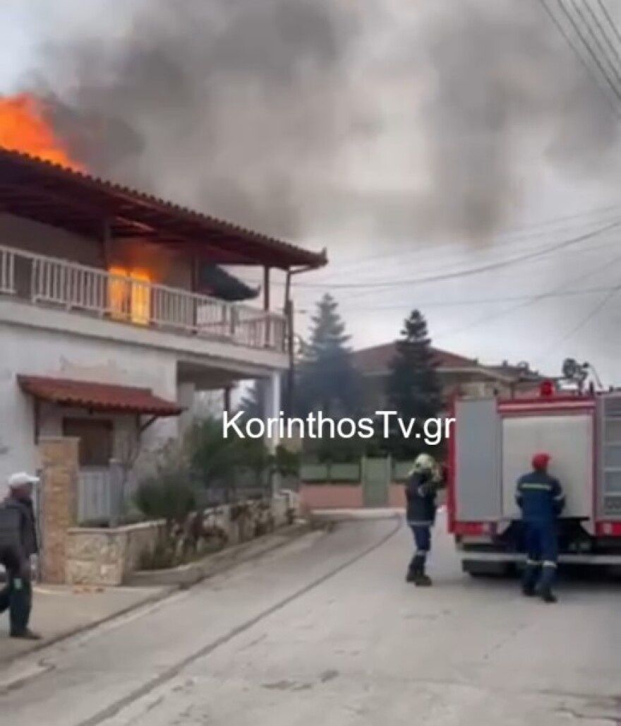 Φωτιά τώρα σε σπίτι στην Κορινθία, κινητοποίηση της Πυροσβεστικής, δείτε βίντεο και φωτογραφίες