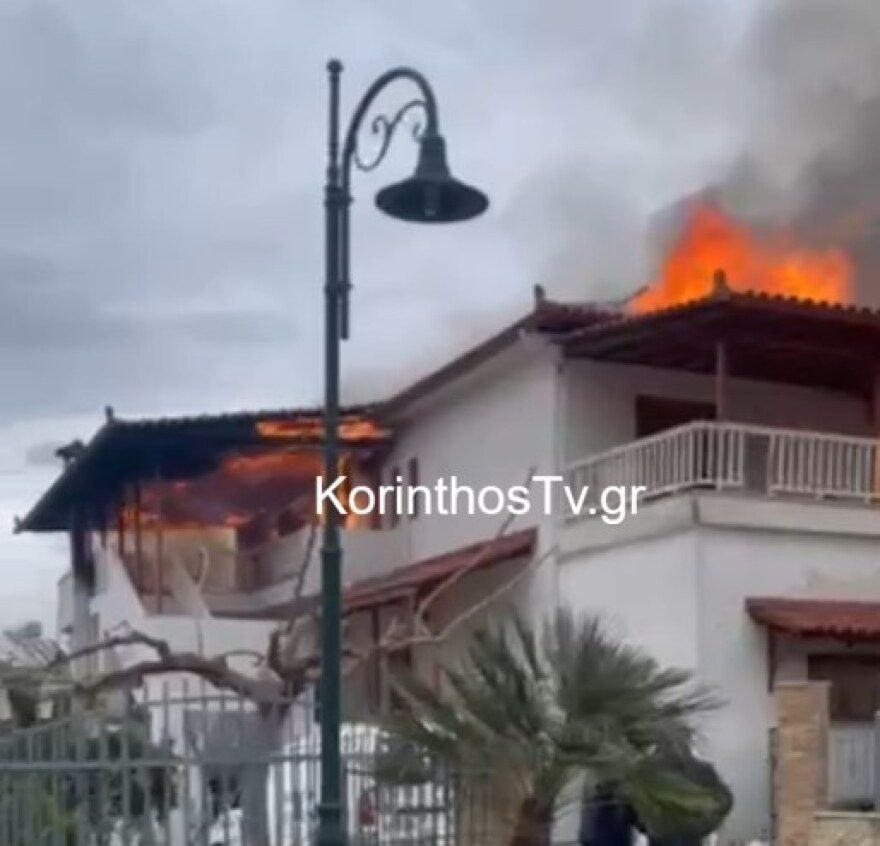 Φωτιά τώρα σε σπίτι στην Κορινθία, κινητοποίηση της Πυροσβεστικής, δείτε βίντεο και φωτογραφίες