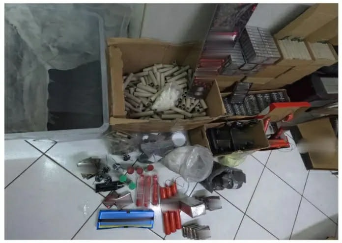 Ανήλικος είχε στήσει «εργοστάσιο» κροτίδων μέσα στο δωμάτιό του – Συλλήψεις στον Άγιο Δημήτριο