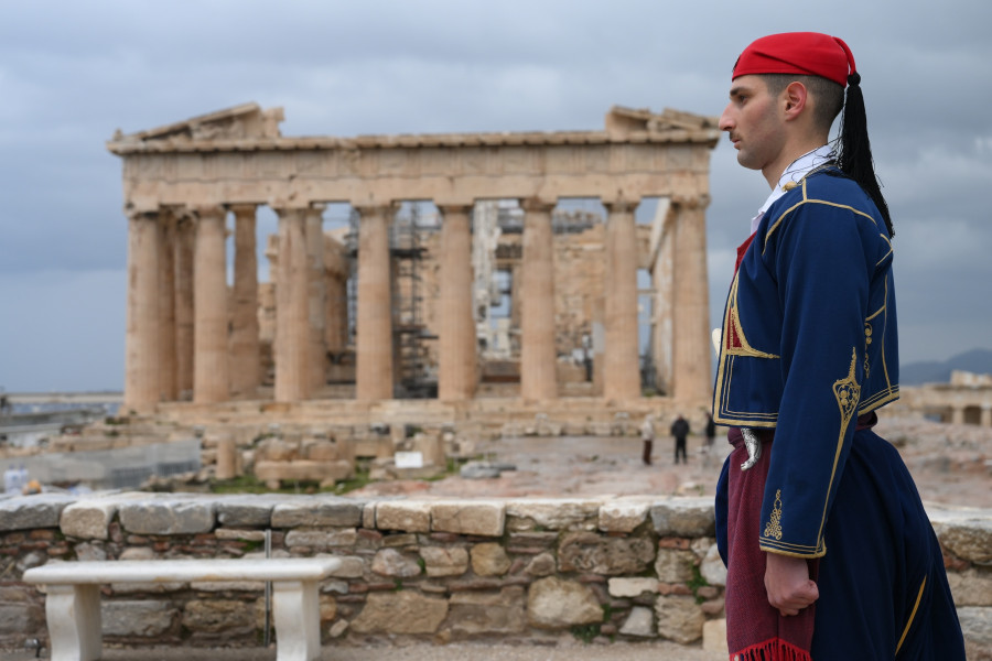 Η έπαρση της ελληνικής σημαίας στον Ιερό Βράχο της Ακρόπολης, 25 Μαρτίου 2026.
