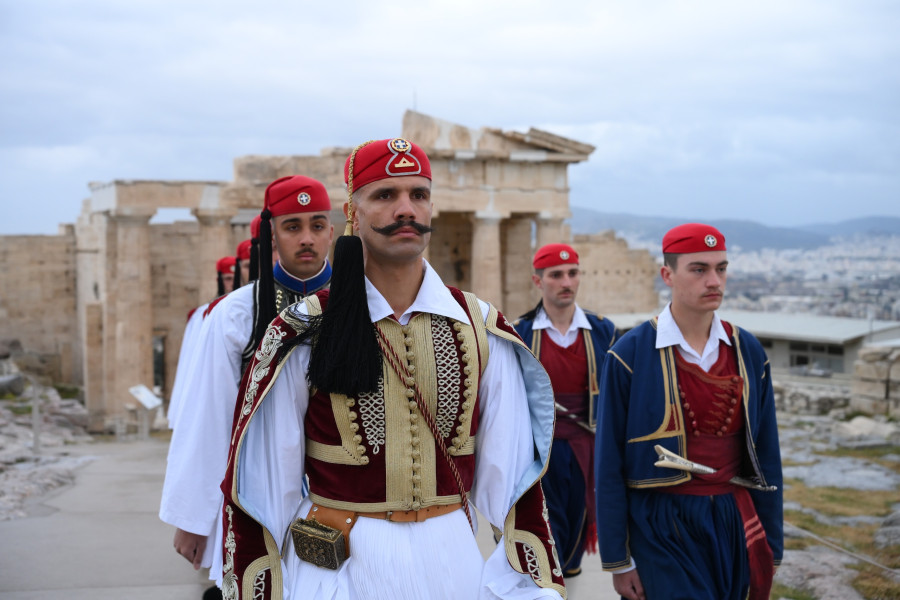 Η έπαρση της ελληνικής σημαίας στον Ιερό Βράχο της Ακρόπολης, 25 Μαρτίου 2026.