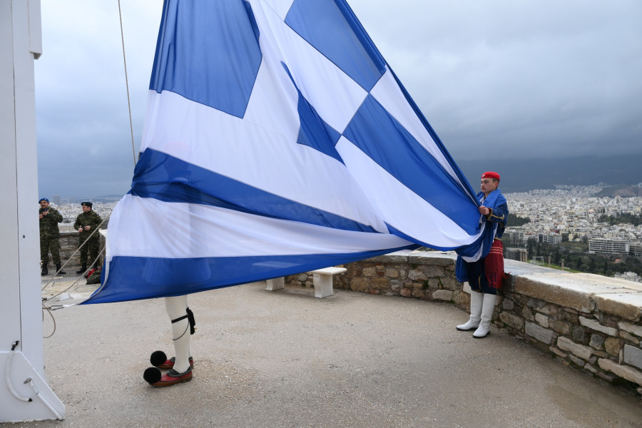 Η έπαρση της ελληνικής σημαίας στον Ιερό Βράχο της Ακρόπολης, 25 Μαρτίου 2026.