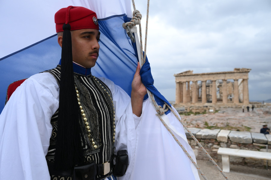 Η έπαρση της ελληνικής σημαίας στον Ιερό Βράχο της Ακρόπολης, 25 Μαρτίου 2026.