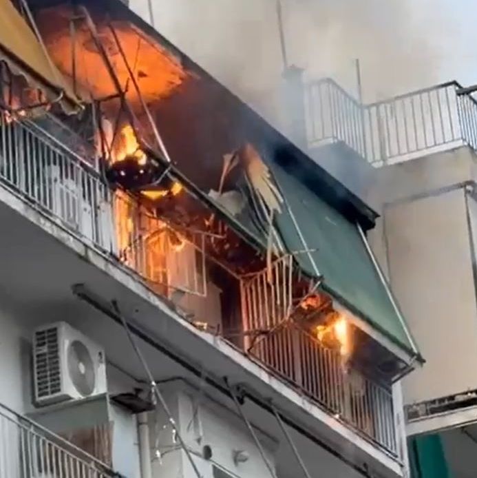 Φωτιά στου Γκύζη: «Μια φιάλη είχε εκτιναχθεί, άνοιξε τρύπα στο δικό μας υπνοδωμάτιο», λέει μάρτυρας