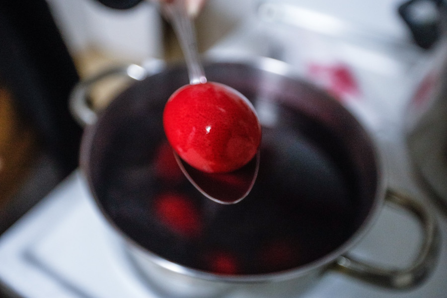 ΒΑΦΗ ΚΟΚΚΙΝΩΝ ΠΑΣΧΑΛΙΝΩΝ ΑΥΓΩΝ (ΓΙΩΡΓΟΣ ΚΟΝΤΑΡΙΝΗΣ/EUROKINISSI)