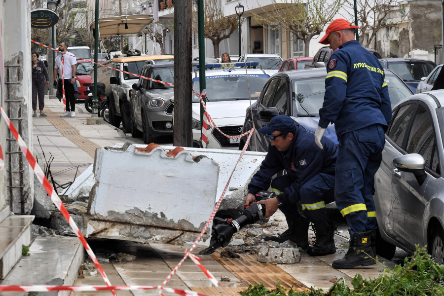 [386043] ΚΟΡΙΝΘΟΣ ΝΕΚΡΗ ΓΥΝΑΙΚΑ ΑΠΟ ΚΑΤΑΡΕΥΣΗ ΤΜΗΜΑΤΟΣ ΜΠΑΚΟΝΙΟΥ (ΒΑΣΙΛΗΣ ΨΩΜΑΣ/ EUROKINISSI)