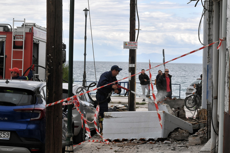 [386043] ΚΟΡΙΝΘΟΣ ΝΕΚΡΗ ΓΥΝΑΙΚΑ ΑΠΟ ΚΑΤΑΡΕΥΣΗ ΤΜΗΜΑΤΟΣ ΜΠΑΚΟΝΙΟΥ (ΒΑΣΙΛΗΣ ΨΩΜΑΣ/ EUROKINISSI)