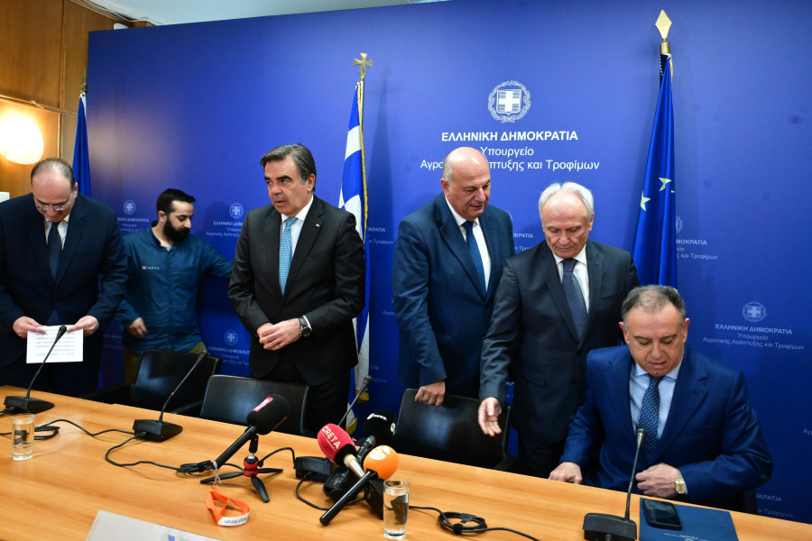 [386011] ΤΕΛΕΤΗ ΠΑΡΑΔΟΣΗΣ - ΠΑΡΑΛΑΒΗΣ ΣΤΟ ΥΠΟΥΡΓΕΙΟ ΑΓΡΟΤΙΚΗΣ ΑΝΑΠΤΥΞΗΣ ΚΑΙ ΤΡΟΦΙΜΩΝ (ΤΑΤΙΑΝΑ ΜΠΟΛΑΡΗ / EUROKINISSI)