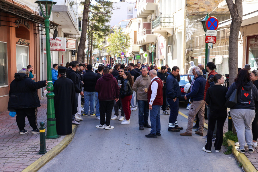 ΣΤΟΝ ΕΙΣΑΓΓΕΛΕΑ ΧΙΟΥ ΟΙ ΣΥΛΛΗΦΘΕΝΤΕΣ ΜΕΤΑ ΤΟ ΑΤΥΧΗΜΑ ΜΕ ΤΙΣ ΑΥΤΟΣΧΕΔΙΕΣ ΡΟΥΚΕΤΕΣ ΣΤΗΝ ΧΙΟ (ΚΩΣΤΑΣ ΑΝΑΓΝΩΣΤΟΥ/EUROKINISSI)