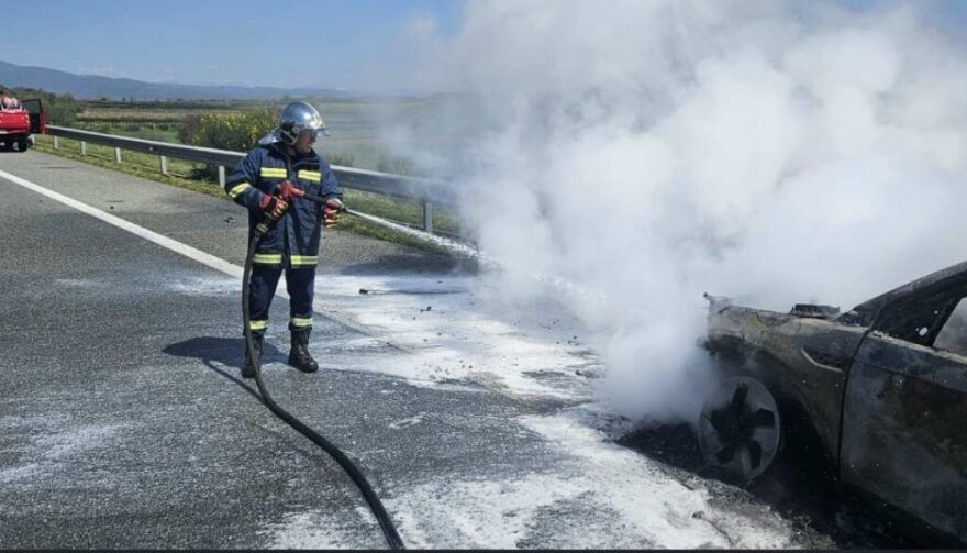 Αυτοκίνητο κάηκε ολοσχερώς στην Ιόνια οδό, κοντά στη Γουριώτισσα Αγρινίου, δείτε φωτογραφίες