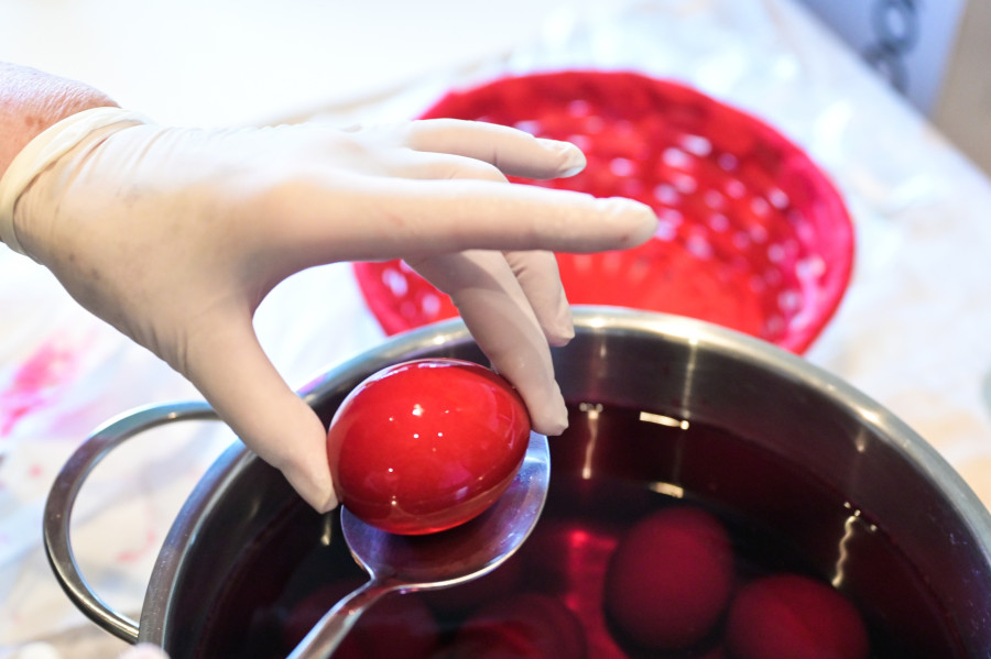 ΒΑΨΙΜΟ ΚΟΚΚΙΝΩΝ ΑΥΓΩΝ (ΔΗΜΗΤΡΑ ΚΟΥΤΡΑ Toklik/EUROKINISSI)